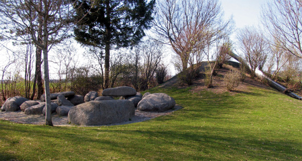 Erweiterung des Pausenhofes durch große Klettersteine und eine neue Rutsche – 2002 Erweiterung des Pausenhofes durch große Klettersteine und eine neue Rutsche - 2002