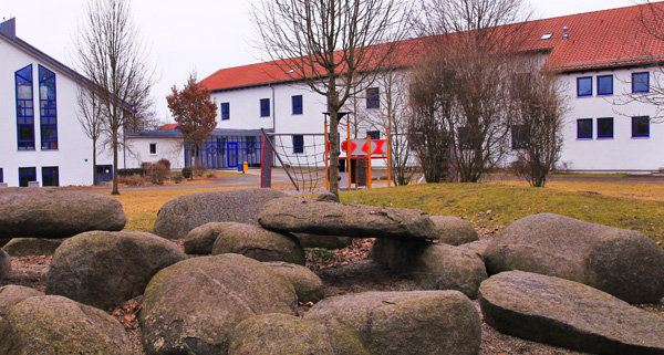 Erweiterung des Pausenhofes durch große Klettersteine und eine neue Rutsche – 2002 Erweiterung des Pausenhofes durch große Klettersteine und eine neue Rutsche - 2002
