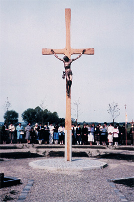 Segnung des neuen Friedhofkreuzes durch Pfarrer Anton Scherer – 1983 Segnung des neuen Friedhofkreuzes durch Pfarrer Anton Scherer - 1983
